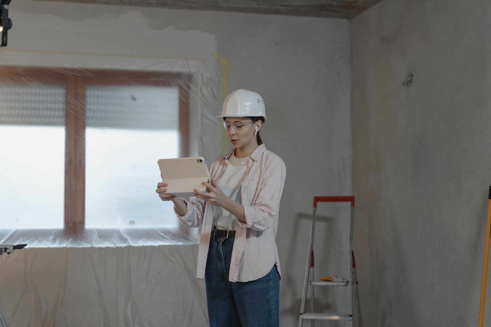 Werkvoorbereider met tablet op de bouwplaats