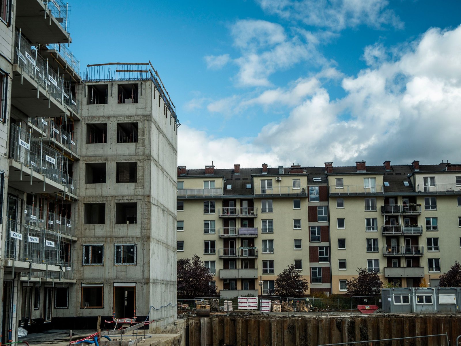 Nieuwbouwproject naast bestaande woningen